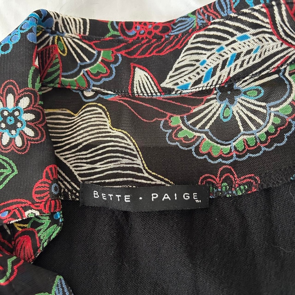Bette Paige Black Knit Mock Layered Floral Blouse Top | Short Sleeve | Size: XS - Picture 4 of 7